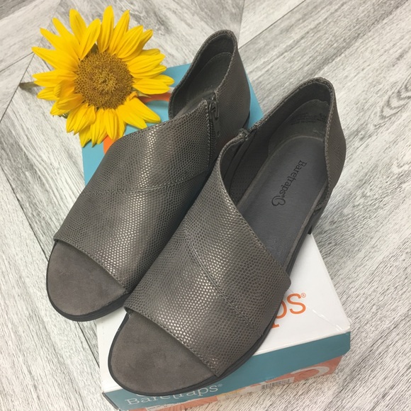 Baretraps | Sedina Gray Cut Out Flat Sandals - Picture 6 of 7